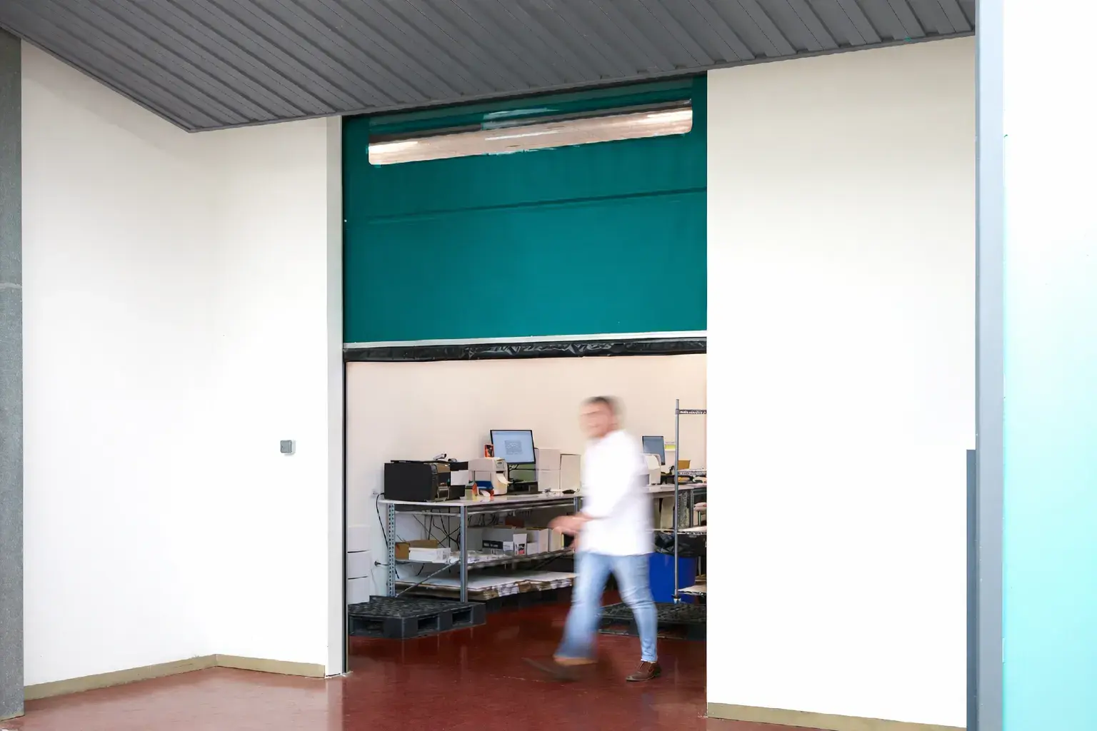 Puerta rápida enrollable de aluminio reforzada abierta