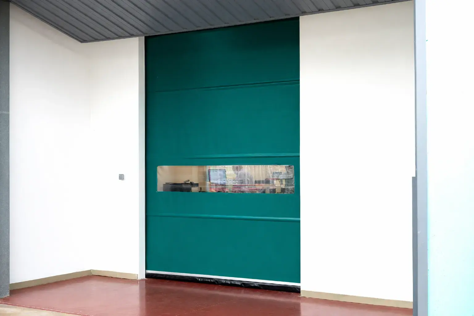 Puerta rápida enrollable de aluminio reforzada cerrada
