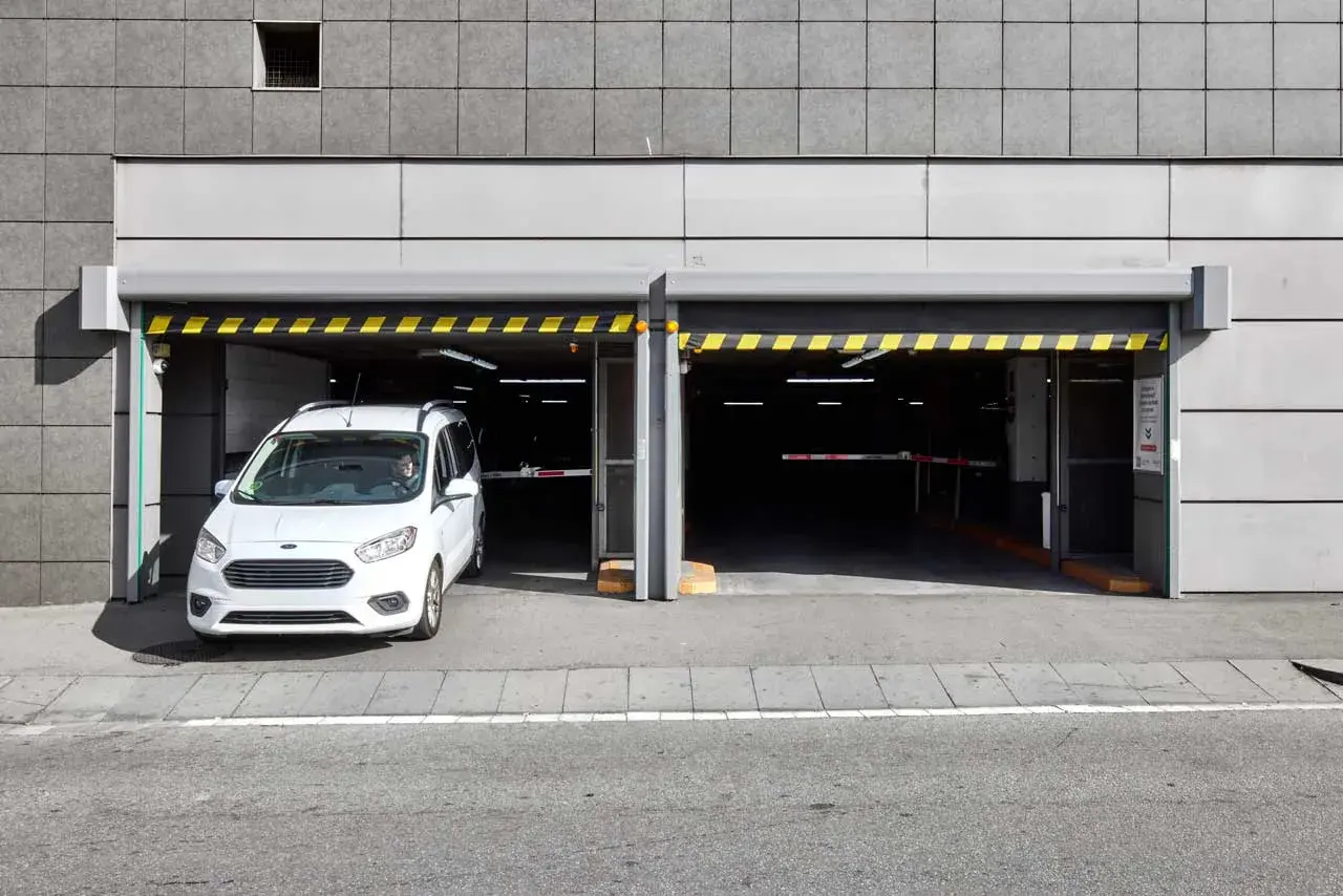 Puerta rápida para parkings vista de  2 puertas de salida