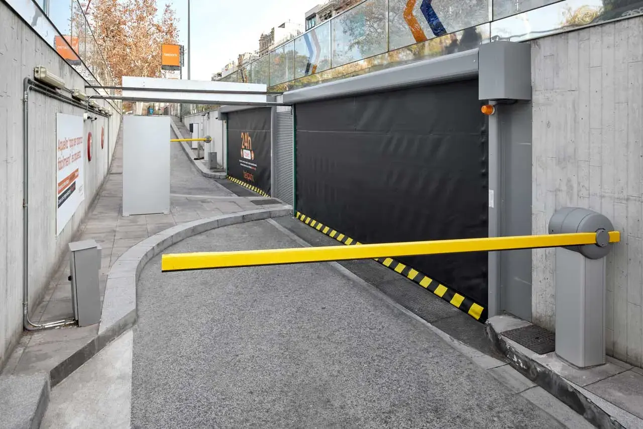 Puerta rápida para parkings vista de  2 puertas cerradas