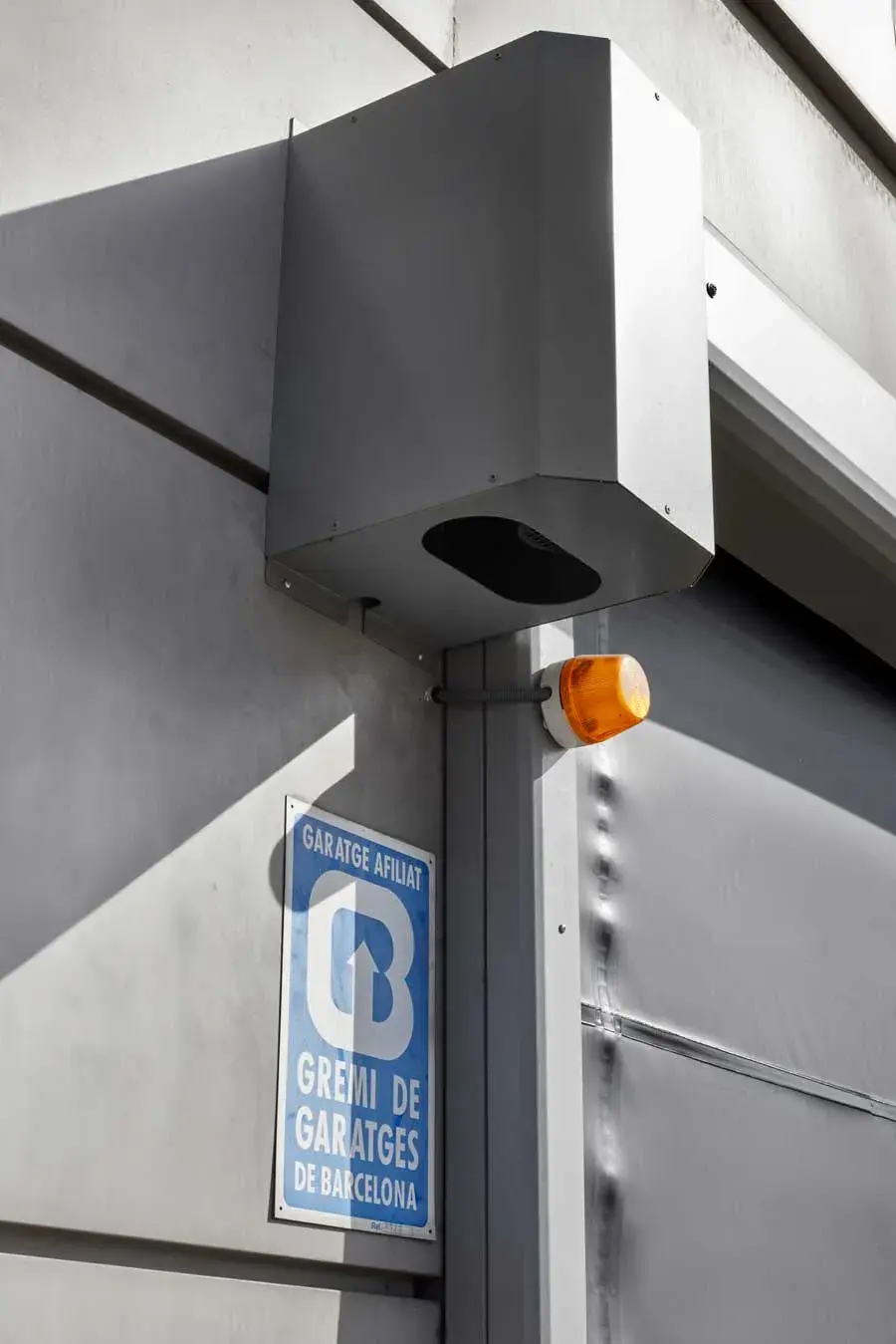 Vista motor puerta rápida para parkings