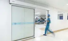 puerta-corredera-acristalada-persona
