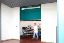 Puerta rápida enrollable de aluminio reforzada abierta