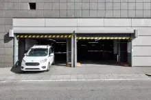 Puerta rápida para parkings vista de  2 puertas de salida