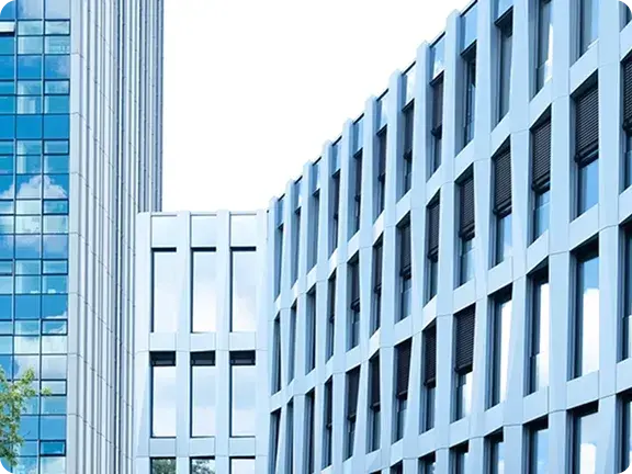 Fachada moderna de edificio de oficinas con ventanas.