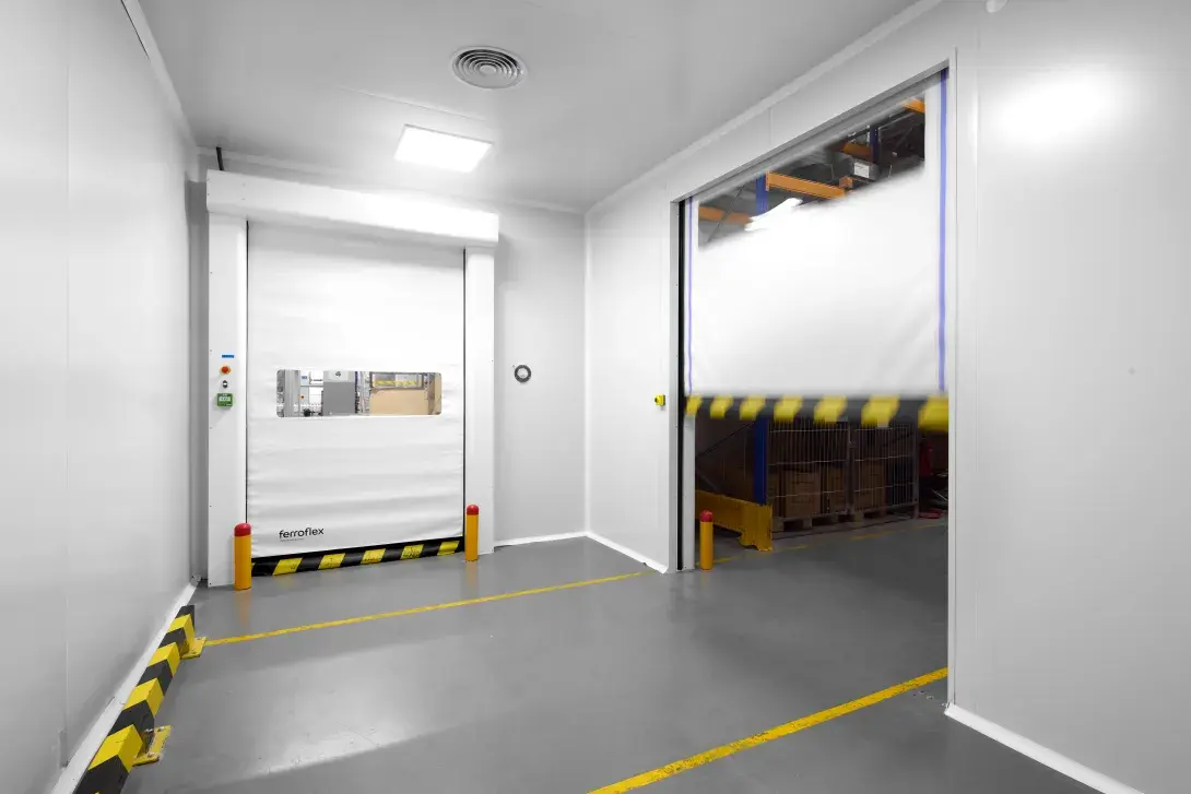 combinacion-puerta-rapida-salas-blancas-y-autorreparable-3