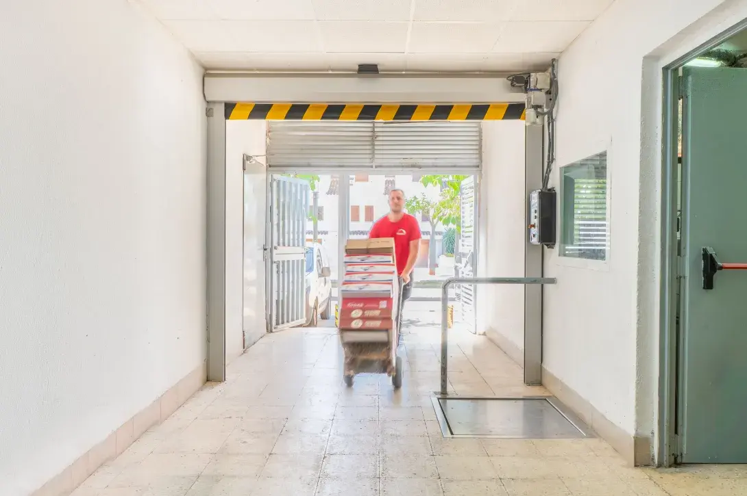 Puerta rápida apilable Manusa en la entrada de mercancías del Hotel Bordoy Alcudia Bay
