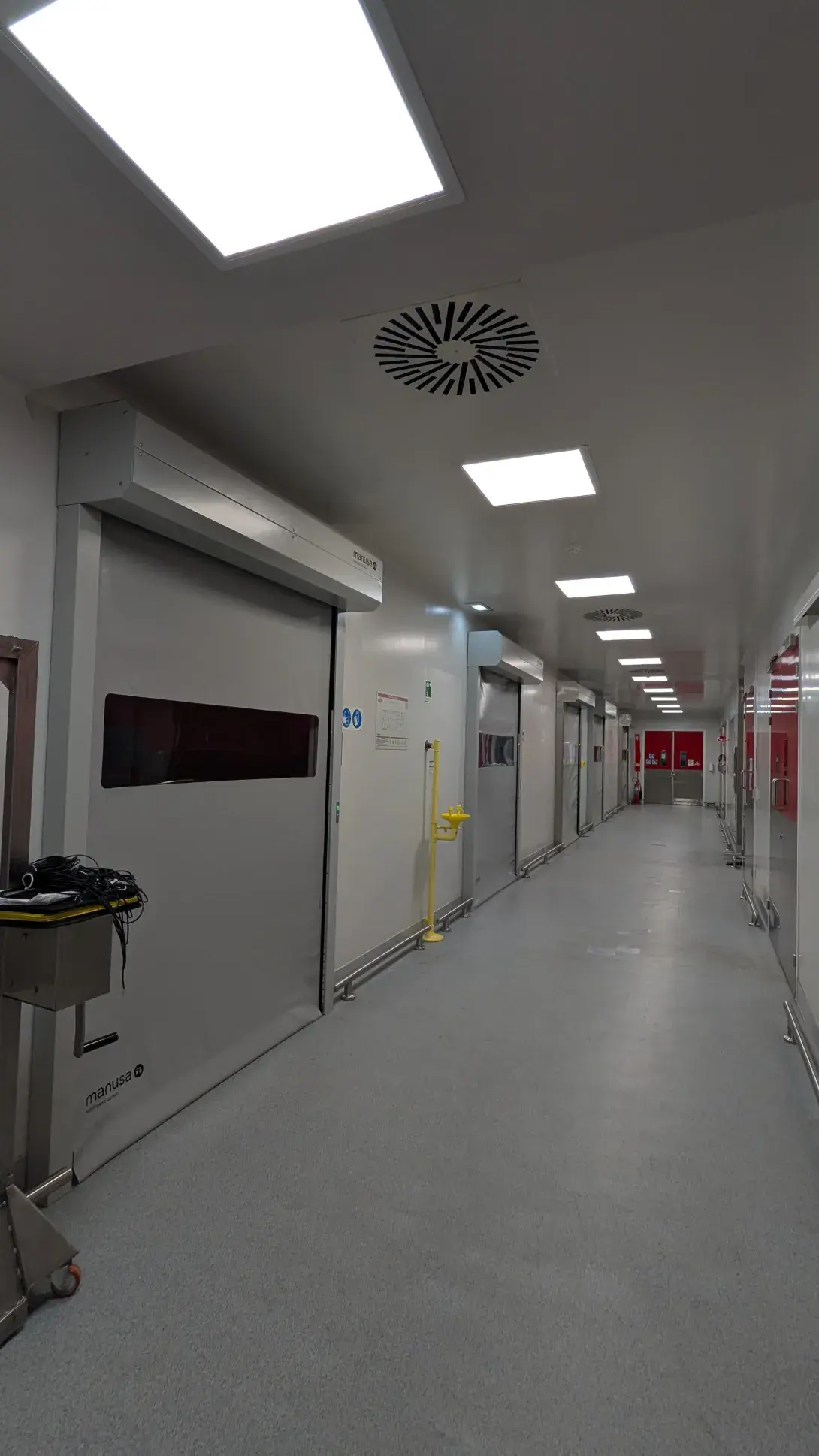 Seguridad e higiene con la instalación de 128 puertas rápidas para laboratorios y salas blancas