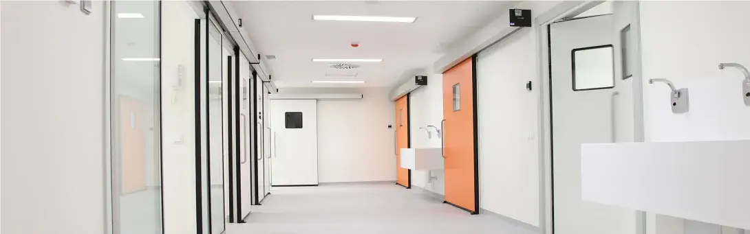 Las ventajas de las puertas automáticas en los laboratorios