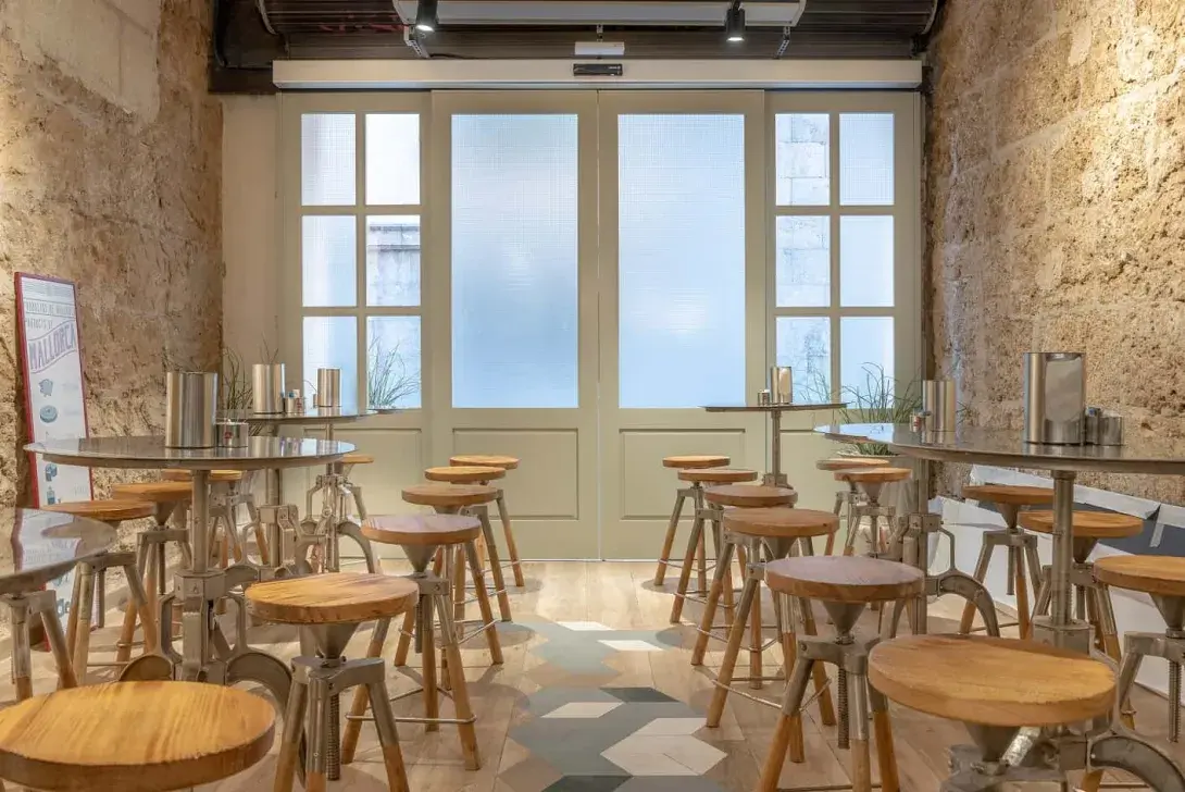 Funcionalidad y diseño: cómo elegir la puerta automática ideal para tu restaurante