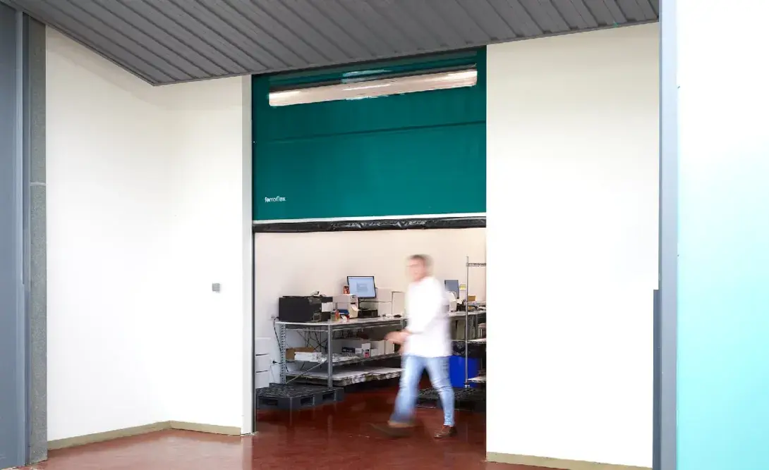 Características y beneficios de la puerta rápida enrollable de aluminio reforzada para laboratorios