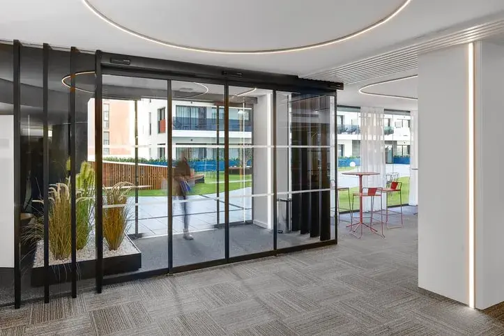 Poupar energia com portas automáticas: eficiência e sustentabilidade nos edifícios modernos