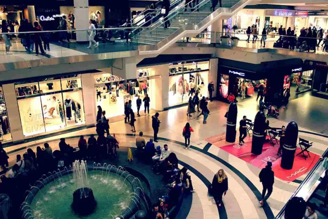 La eficacia de las puertas automáticas en los comercios durante la época de rebajas