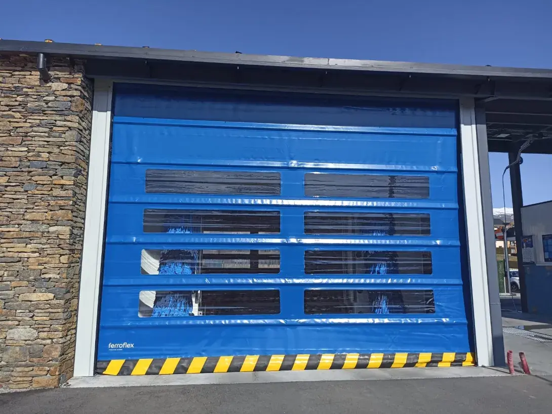 Tres modelos de puertas rápidas ideales para túneles de lavado