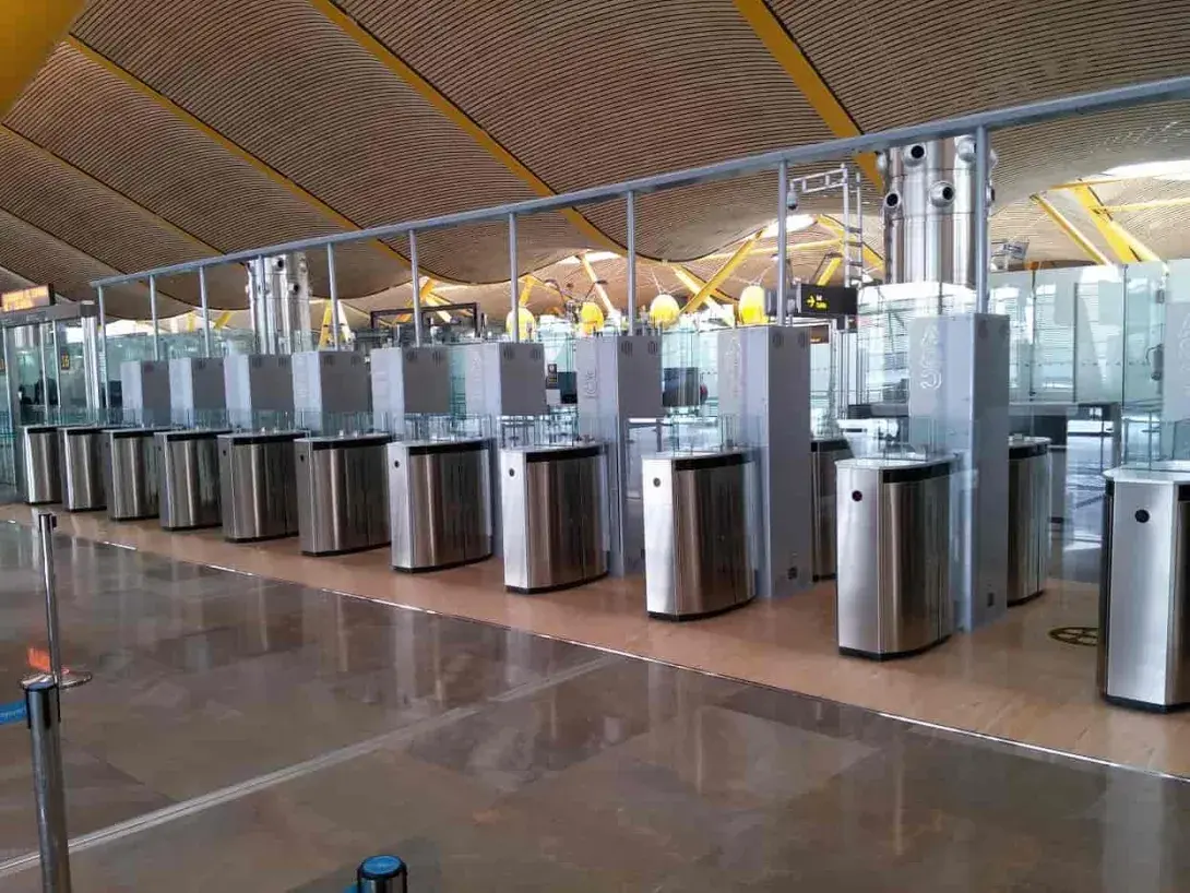 Los pasillos con paneles batientes en los aeropuertos