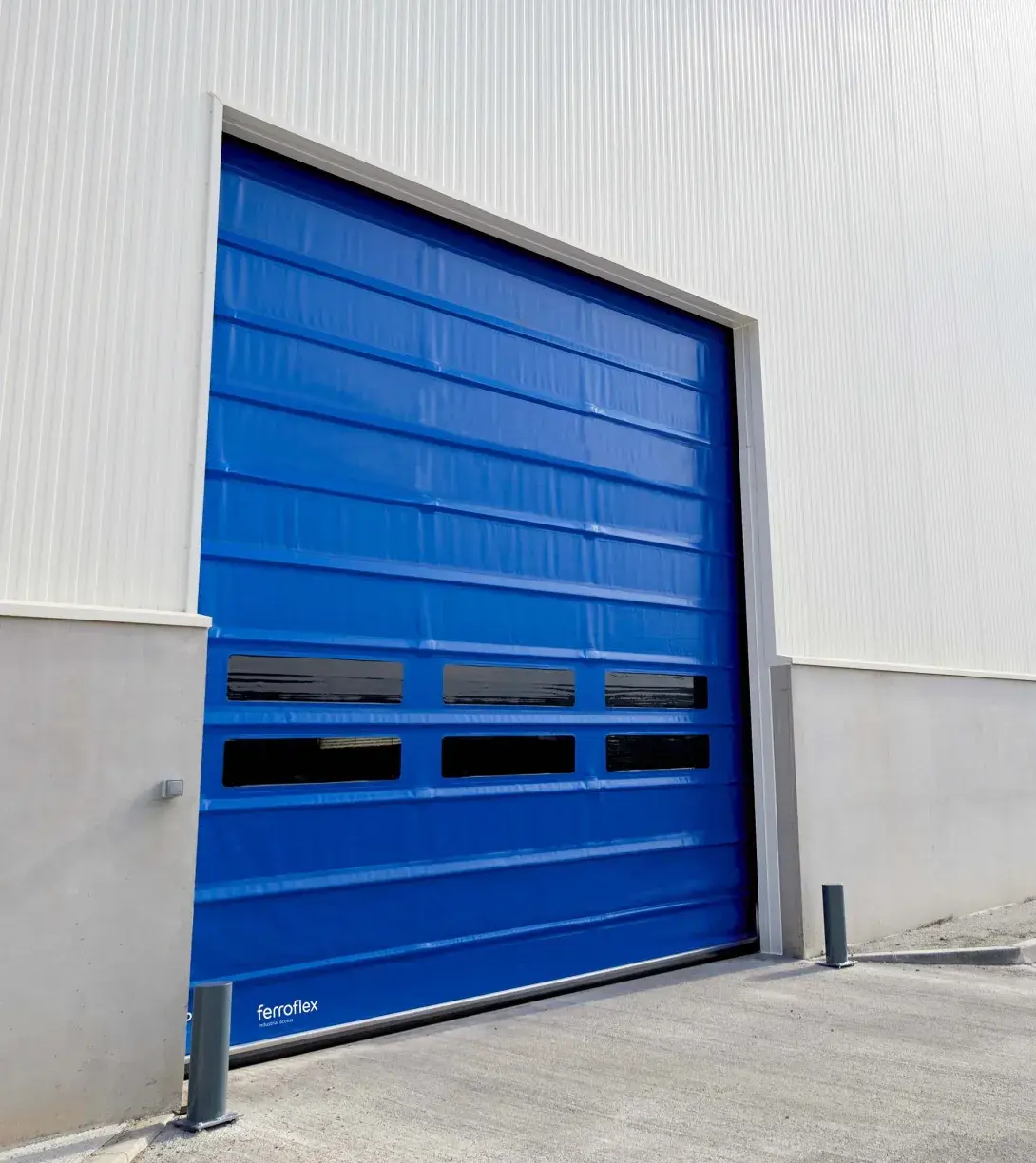 El lector de tarjetas en las puertas rápidas Manusa mejora la seguridad de los edificios industriales
