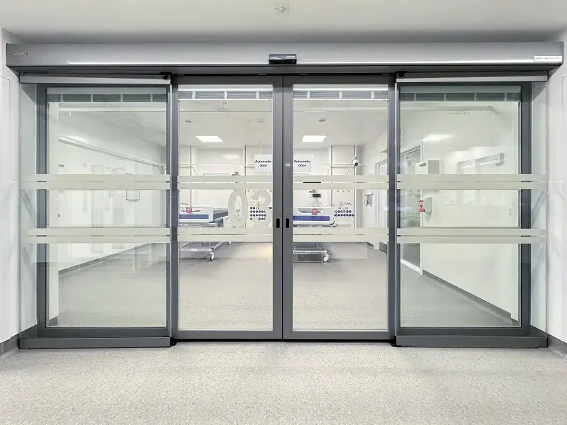 Cómo prevenir contagios con puertas automáticas en hospitales durante la temporada de gripe