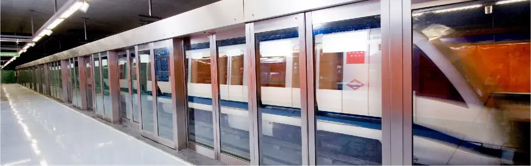 Puertas automáticas de andén en estaciones de metro y tren