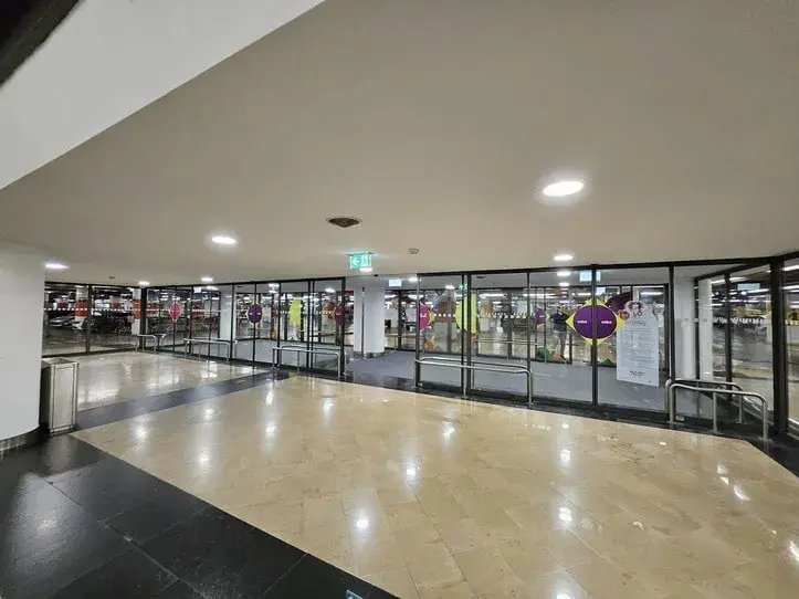Guia completo de aplicações das portas automáticas: dos aeroportos à saúde