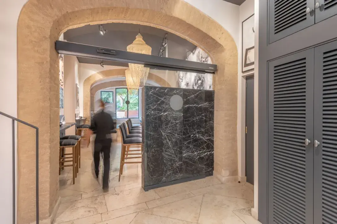 Los 3 mejores modelos de puertas automáticas para hoteles