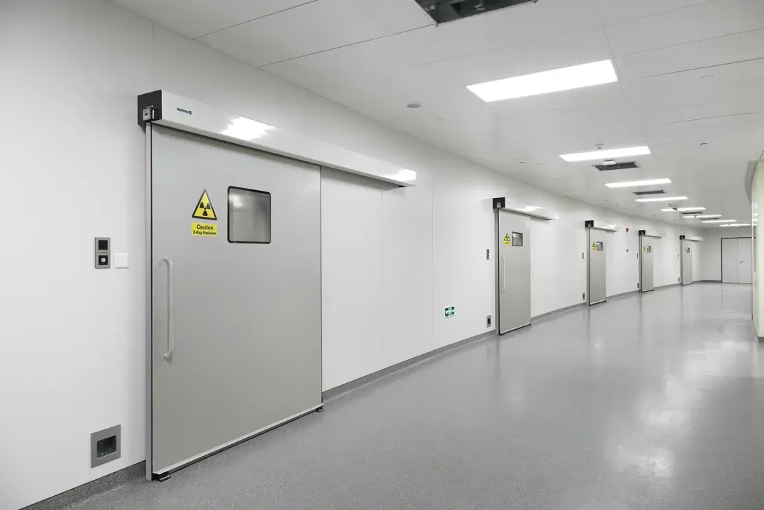 Seguridad integral en hospitales con la nueva puerta hermética cortafuego EI emplomada