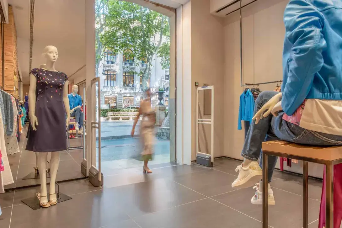 5 beneficios de instalar puertas automáticas en comercios en épocas de alta demanda