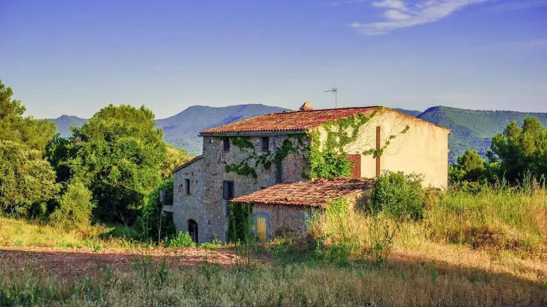 Ventajas de instalar puertas automáticas en una casa rural