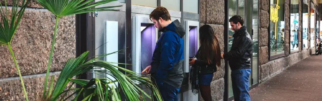 La seguridad del operador Visio+ en las puertas automáticas en bancos