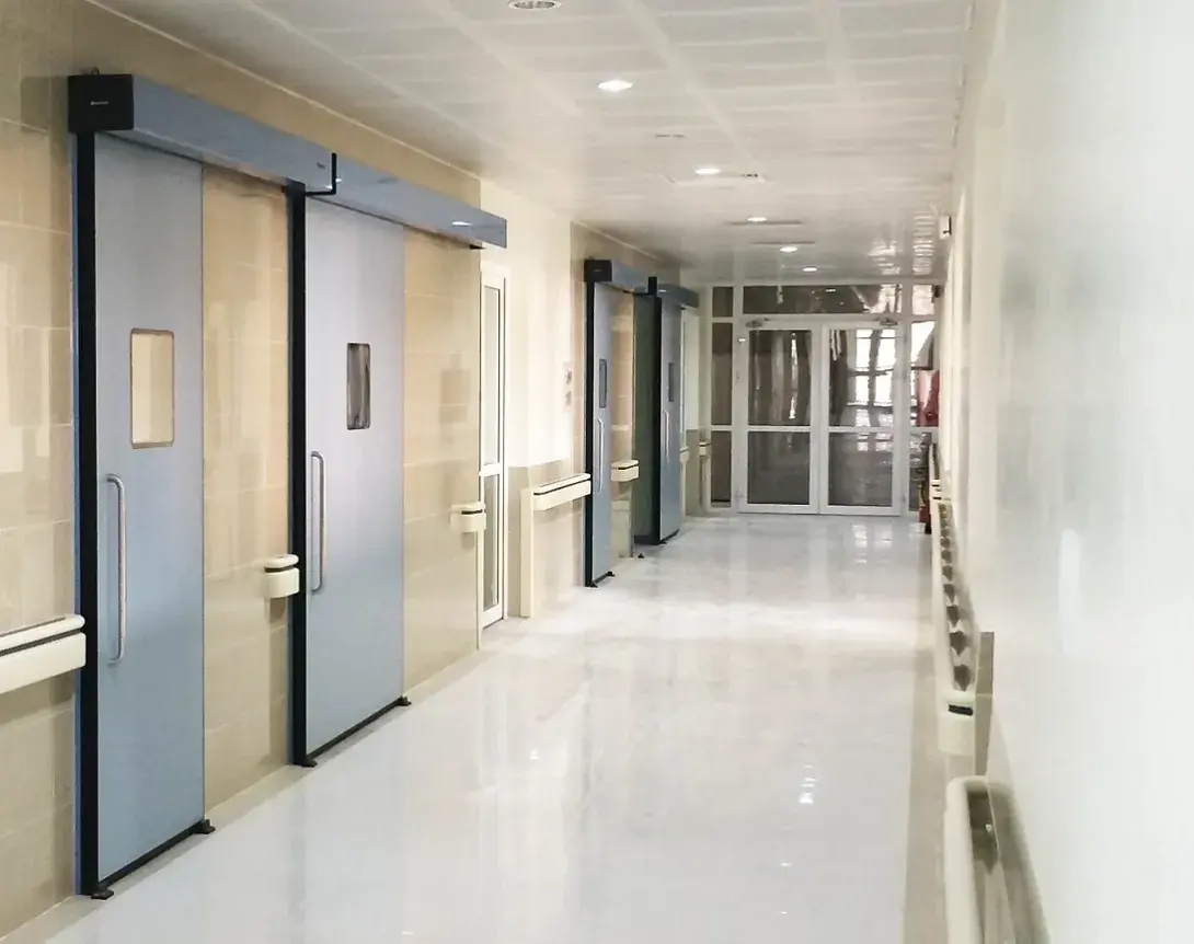 Las ventajas de las puertas automáticas de cierre hermético para quirófanos