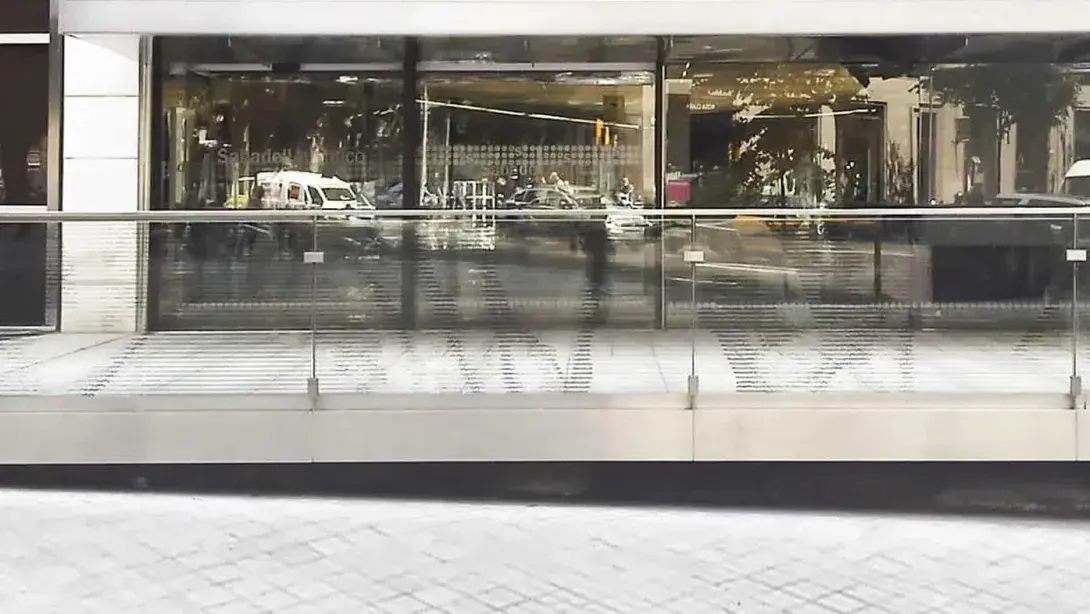 Puertas automáticas para cajeros de bancos. Seguridad y comodidad para los clientes