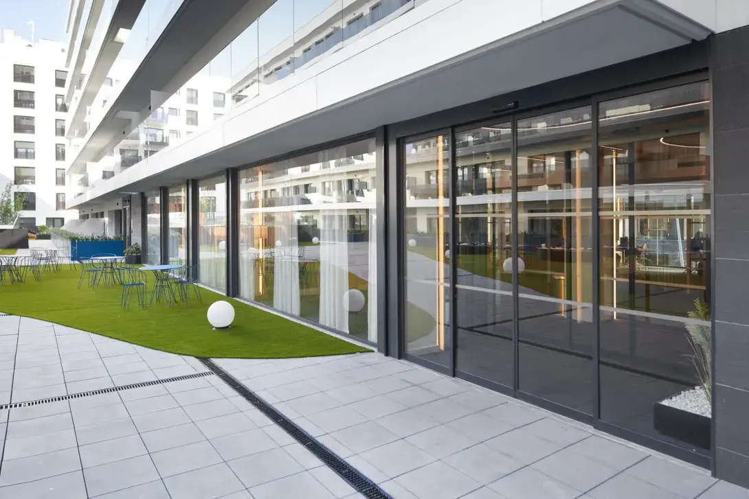 Puertas automáticas: Un elemento relevante para las certificaciones LEED y BREEAM