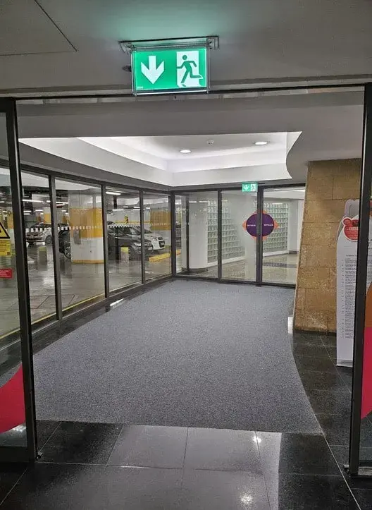 Portas automáticas Manusa no Almada Forum: segurança e fluidez para espaços de alto tráfego