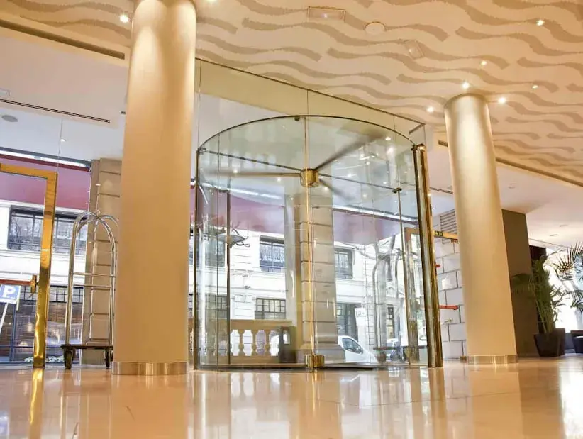 Las mejores puertas automáticas y sistemas de control de acceso para hoteles