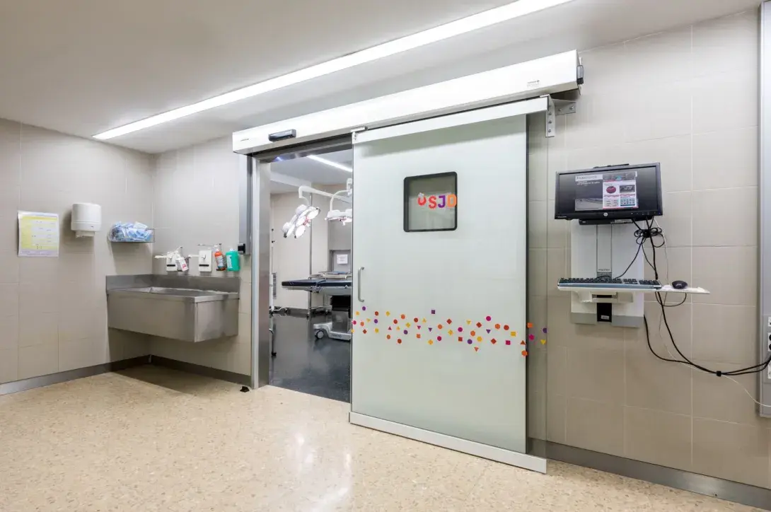 Innovación y seguridad: puertas automáticas para entornos quirúrgicos