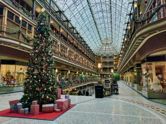 Las luces LED en las puertas automáticas ayudan a los comercios a vender más en Navidad