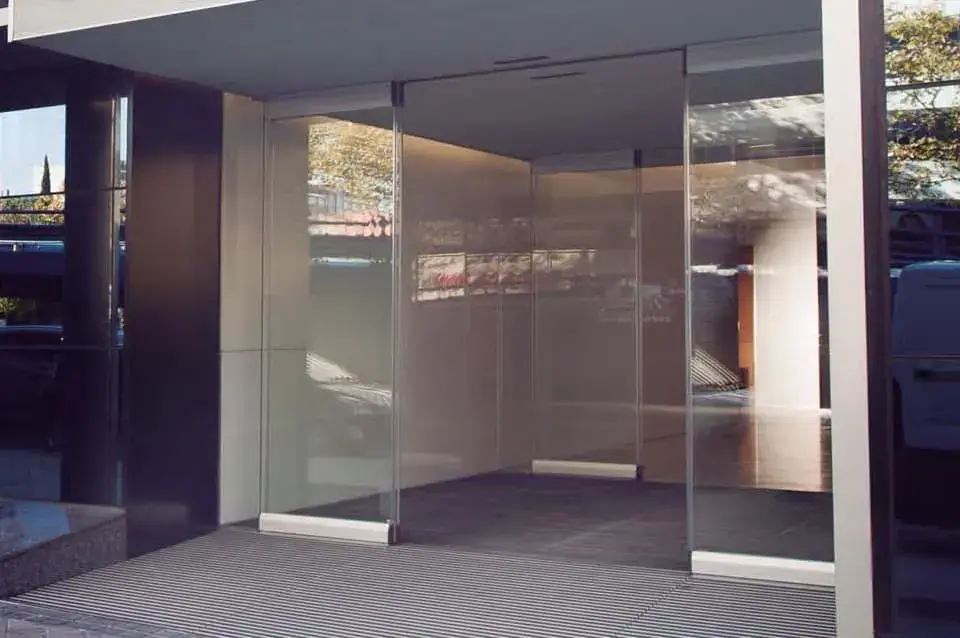 ¿Cuáles son los materiales más comunes en las puertas automáticas?