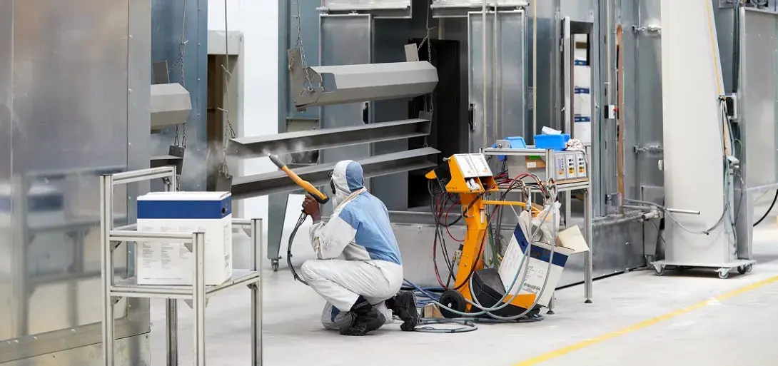 La línea de pintura de la fábrica de Manusa: innovación y calidad para puertas industriales