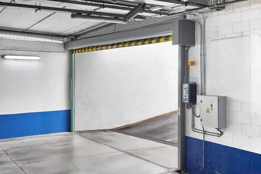 Mejora la experiencia de tus huéspedes con puertas rápidas para parking