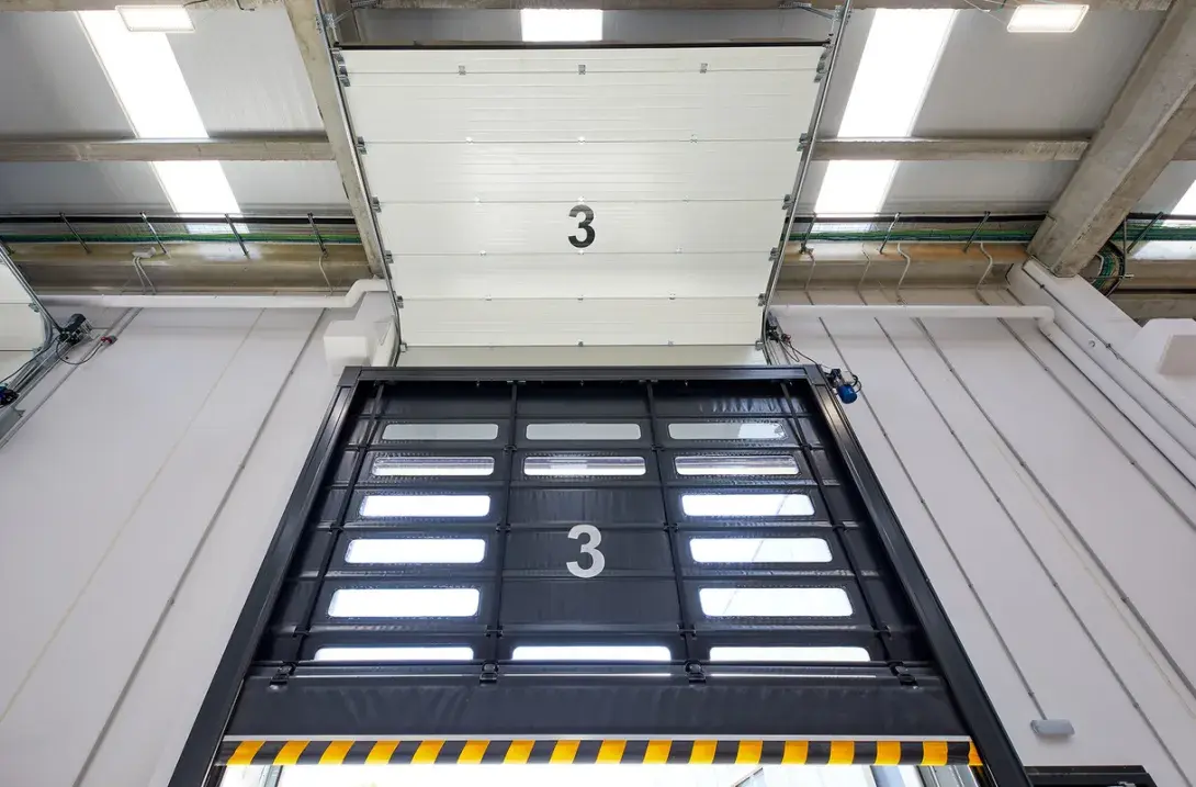 Optimización logística con puertas para naves industriales