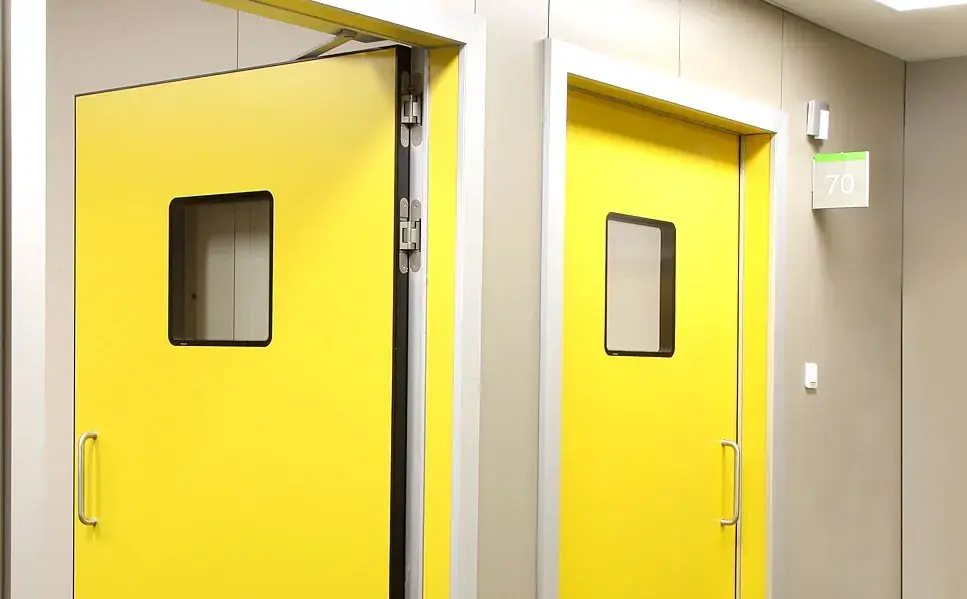 Las puertas automáticas con hojas abatibles