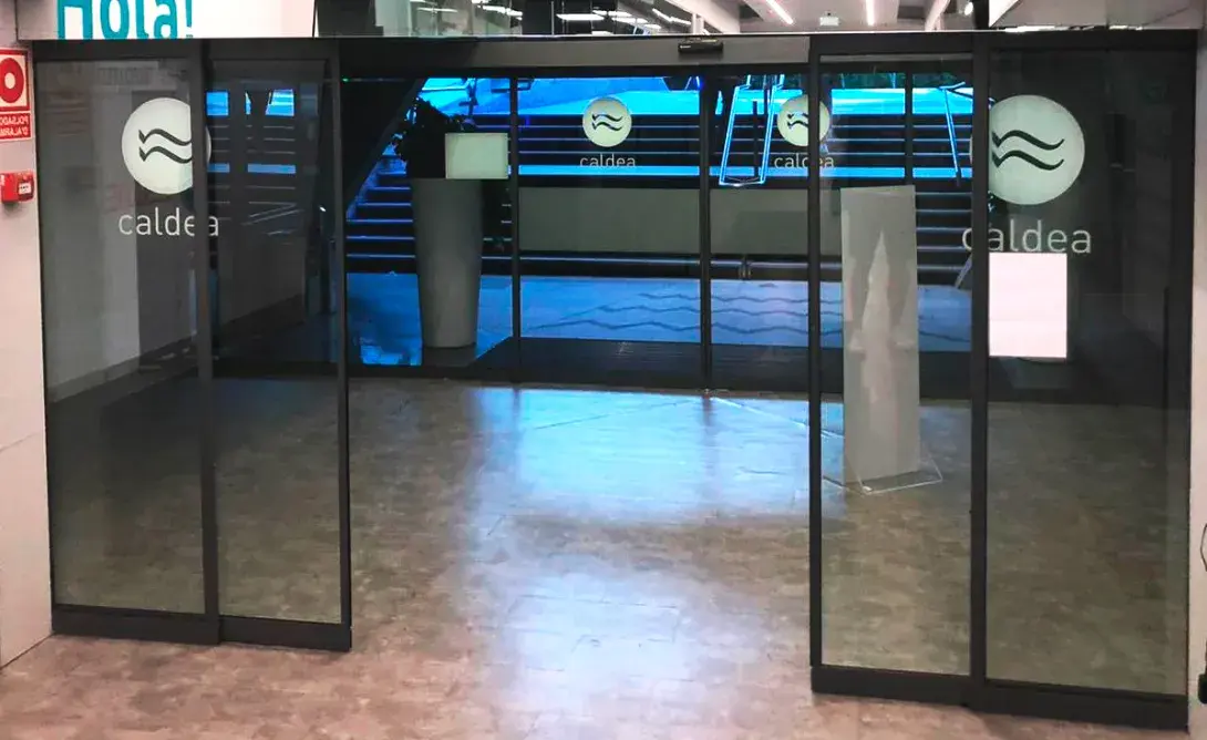 Puertas automáticas en edificios en zonas de alta montaña