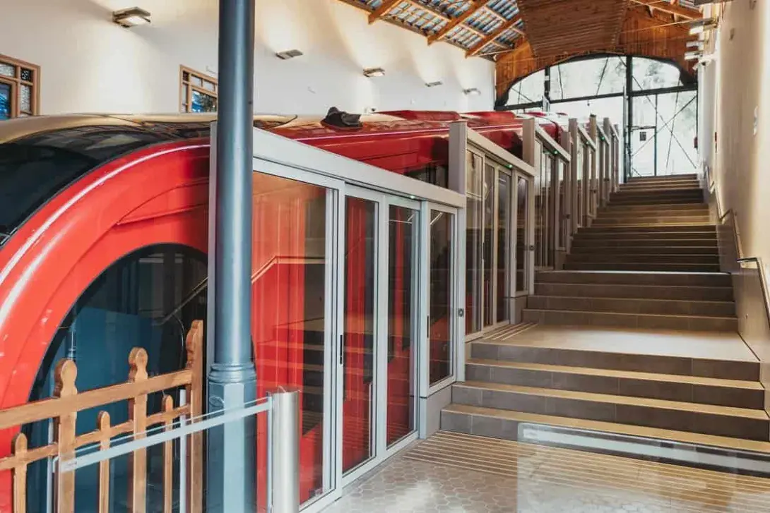Puertas automáticas para cierre de andén en el funicular Cuca de Llum