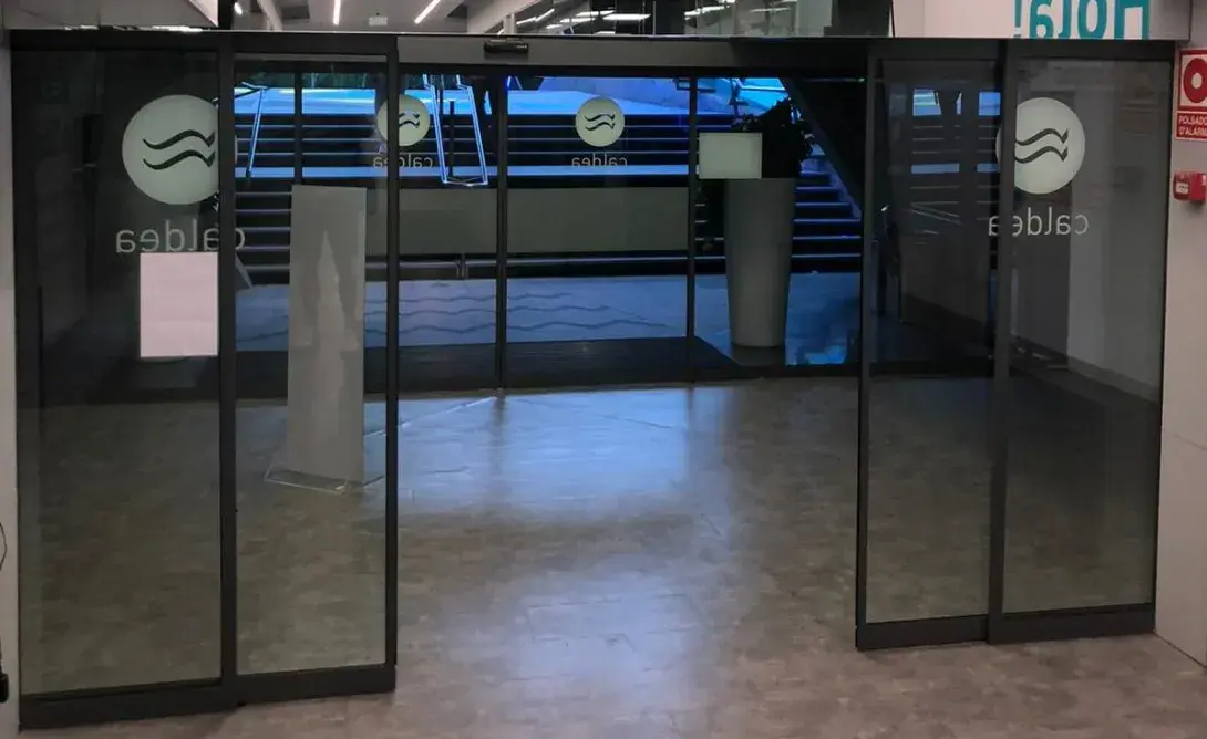 Puertas automáticas para el acceso al spa Caldea