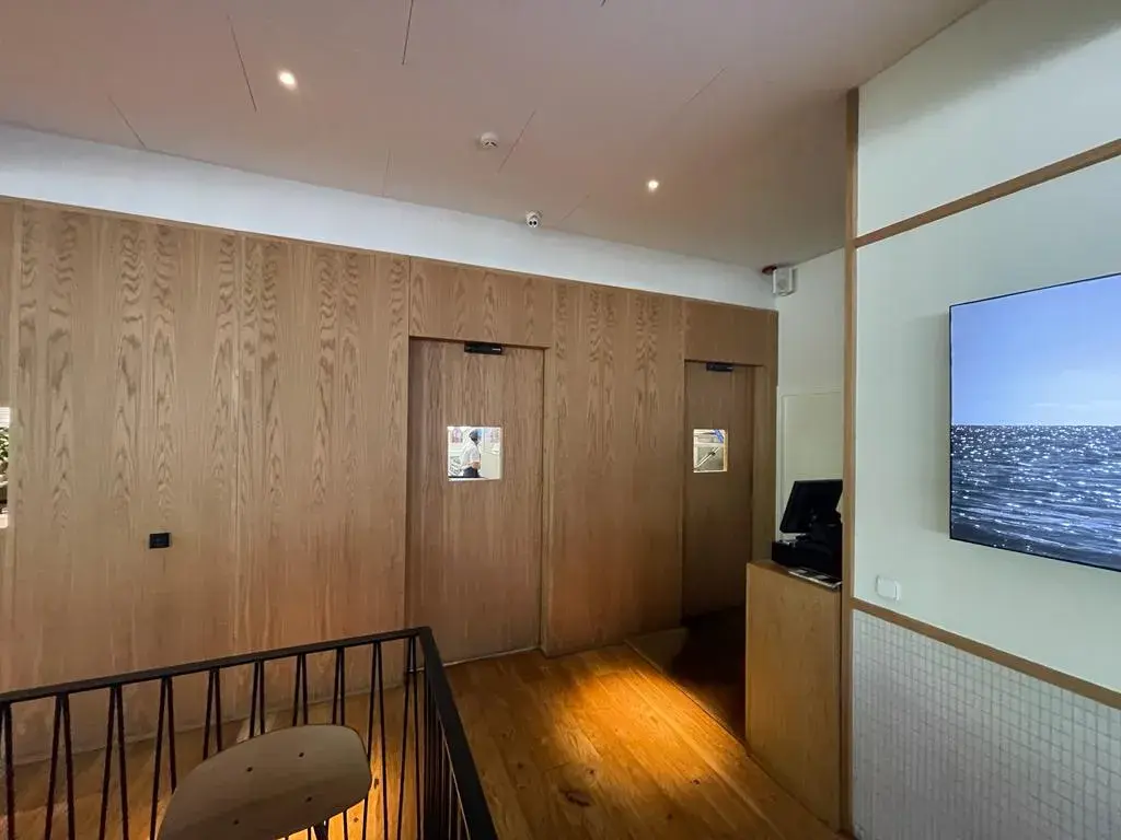Instalación de puertas automáticas en la cocina del restaurante La Maruca Castellana de Madrid