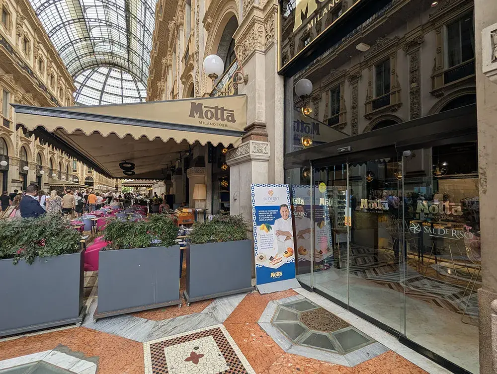 Porte automatiche nella storica Galleria Vittorio Emanuele II di Milano