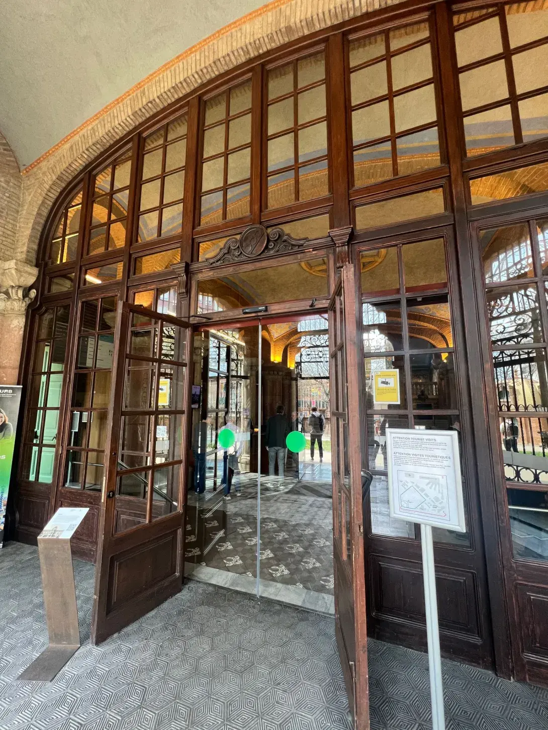 Puertas automáticas en la Casa de la Convalescència, conoce las claves para integrarlas sin alterar el entorno