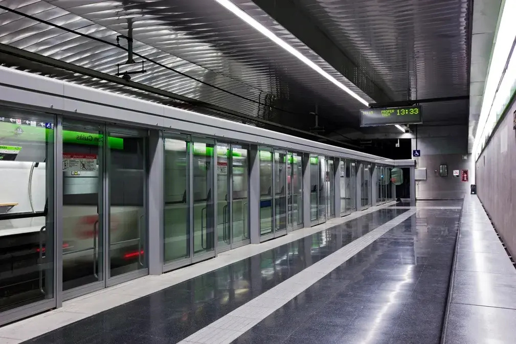 Puertas automáticas para cierre de andén en la L11 del Metro de Barcelona