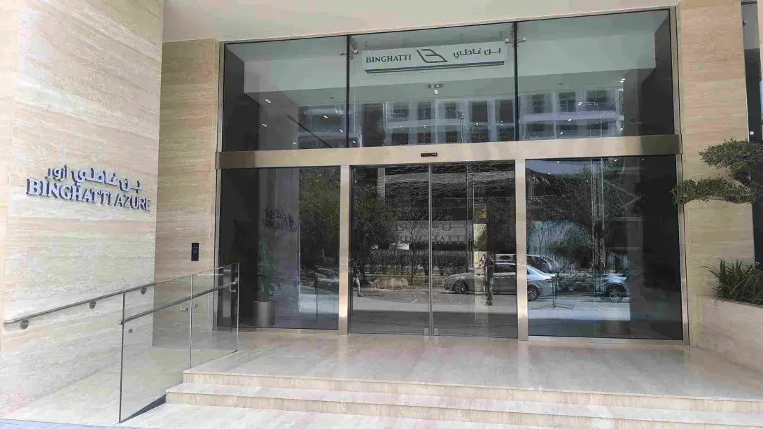 Eficiencia y confort con la puerta automática principal del edificio Binghatti Azure de Dubái