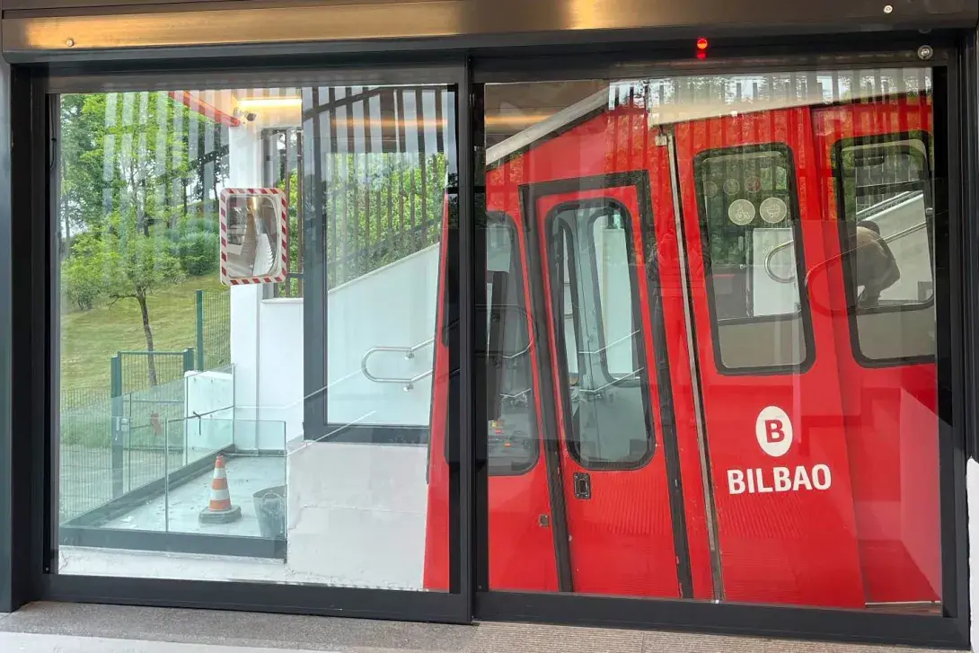 Puertas automáticas de cierre de andén que aportan seguridad al funicular de Artxanda (Bilbao)