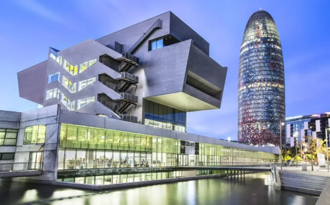 Puertas automáticas en edificios culturales: Disseny Hub Barcelona